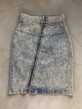 Load image into Gallery viewer, Vintage Wash 80’s Skirt
