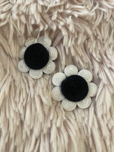 Load image into Gallery viewer, Vintage 80’s Earrings

