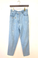 Load image into Gallery viewer, Vintage Raining Daisy Mom Jeans
