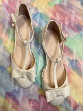 Load image into Gallery viewer, Vintage Style Shoes
