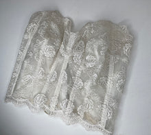 Load image into Gallery viewer, Vintage and Delicate 70’s Bustier
