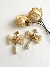 Load image into Gallery viewer, Traveling into Pearls Vintage Earrings
