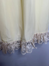 Load image into Gallery viewer, Vintage Late 70’s Robe
