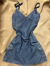 Load image into Gallery viewer, Vintage 90’s Short Jumper
