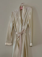 Load image into Gallery viewer, Beautiful Vintage Robe
