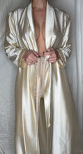 Load image into Gallery viewer, Beautiful Vintage Robe
