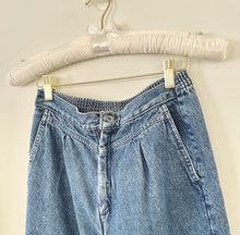 Load image into Gallery viewer, Levis Vintage High Waisted Jeans
