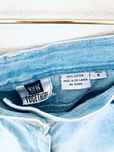 Load image into Gallery viewer, Vintage Raining Daisy Mom Jeans
