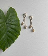 Load image into Gallery viewer, Vintage Emmons Earrings
