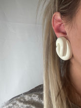 Load image into Gallery viewer, Vintage Lucita 70’s Earrings
