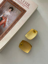 Load image into Gallery viewer, Vintage 80’s Earrings
