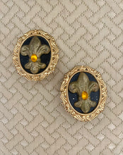 Load image into Gallery viewer, Vintage Clip Ons Earrings
