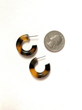 Load image into Gallery viewer, Vintage Thick tortoiseshell Hoops Earrings
