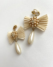 Load image into Gallery viewer, Traveling into Pearls Vintage Earrings
