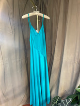 Load image into Gallery viewer, Vintage 70’s Long Slip
