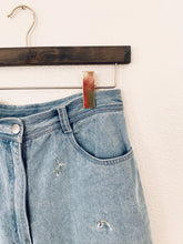 Load image into Gallery viewer, Vintage Raining Daisy Mom Jeans
