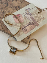 Load image into Gallery viewer, Vintage AVON Necklace
