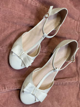 Load image into Gallery viewer, Vintage Style Shoes
