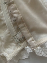 Load image into Gallery viewer, Vintage Lace Details Bustier
