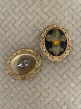Load image into Gallery viewer, Vintage Clip Ons Earrings
