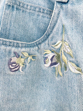 Load image into Gallery viewer, Vintage Raining Daisy Mom Jeans

