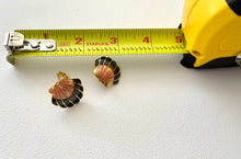 Load image into Gallery viewer, Gold Tone Vintage Shells Earrings
