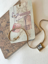 Load image into Gallery viewer, Vintage AVON Necklace
