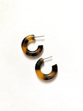 Load image into Gallery viewer, Vintage Thick tortoiseshell Hoops Earrings

