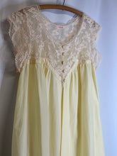 Load image into Gallery viewer, Vintage Late 70’s Robe
