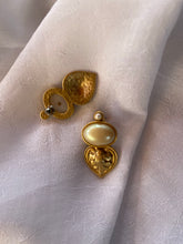 Load image into Gallery viewer, Vintage Heart Pearl Earrings
