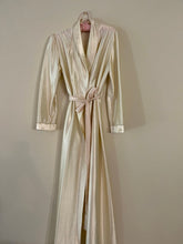 Load image into Gallery viewer, Beautiful Vintage Robe
