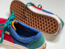 Load image into Gallery viewer, PreLoved kids VANS Size 3
