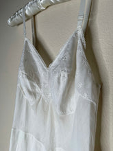 Load image into Gallery viewer, Lovely Detailed 60’s Slip
