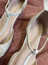 Load image into Gallery viewer, Vintage Style Shoes
