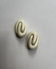 Load image into Gallery viewer, Vintage Lucita 70’s Earrings
